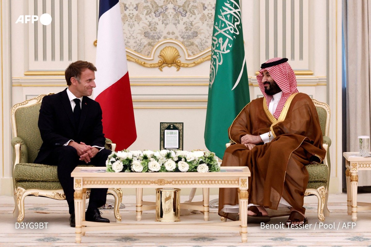 🇫🇷 🇸🇦 French President Emmanuel Macron has landed in Riyadh in a surprise "solidarity" visit, making him the first…
