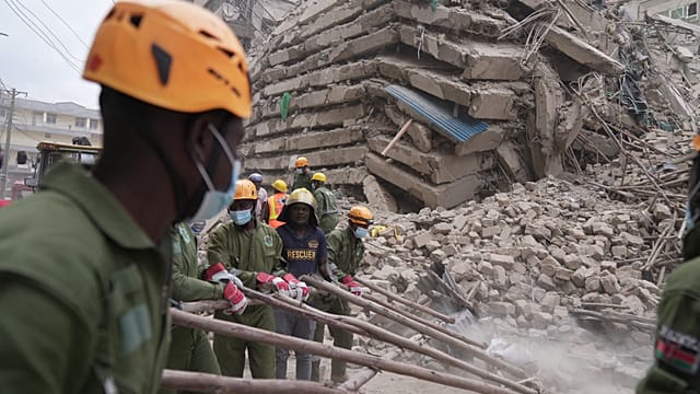 Kenya: huge piles of rubble after high-rise building collapses A multi-storey building under construction has…