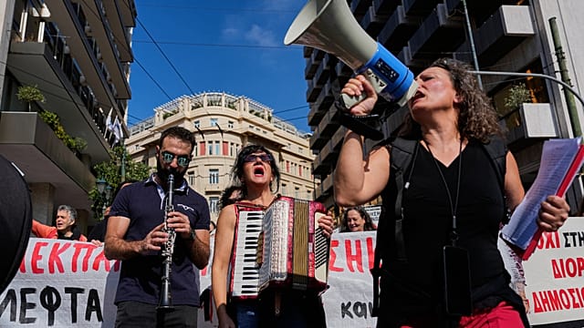 Greece: Thousands flood Athens streets in education protest Thousands of protesters marched through Athens on…