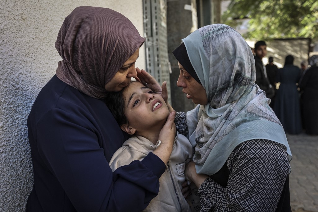 Gaza rescuers, hospitals say Israeli strikes kill seven Gaza rescuers, hospitals say Israeli strikes kill seven…