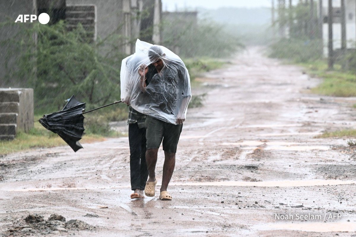 Cyclone Arnab hits Andhra Pradesh, then stalls on the coast