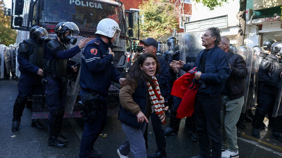 Albania protests continue for sixth straight day demanding Prime Minister’s resignation Hundreds of protesters…