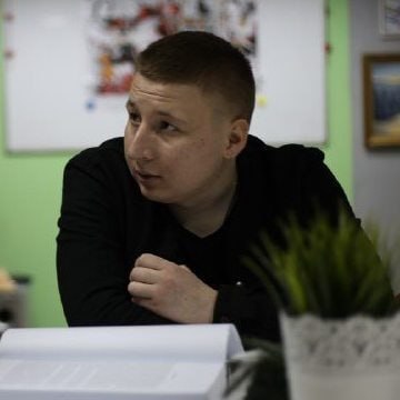 Основателя книжного магазина "Листва" и главу издательства "Черная сотня" Дмитрия Бастракова объявили в уголовный…