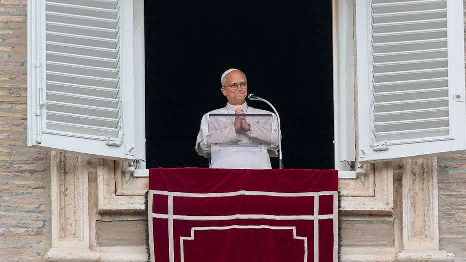 Pope Leo welcomed back as he delivers Angelus prayer days after lung cancer surgery Thousands gathered in St.…