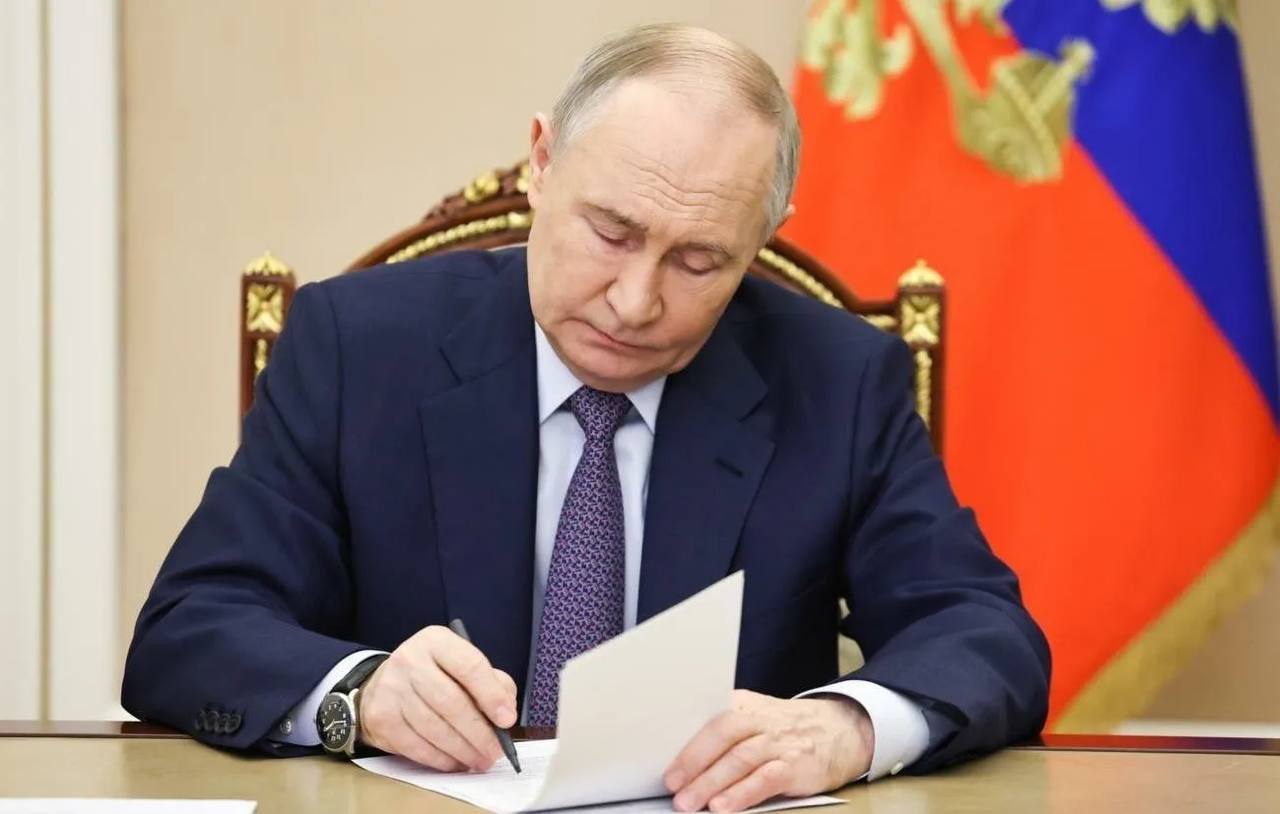 **⚡️Путин подписал указы о перестановках в Правительстве РФ:** — Антон Силуанов назначен на должность вице-премьера —…