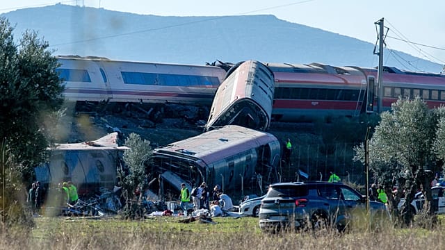 Spain: First footage reveals wreckage of deadly high-speed train crash At least 10 people died when a high-speed train…