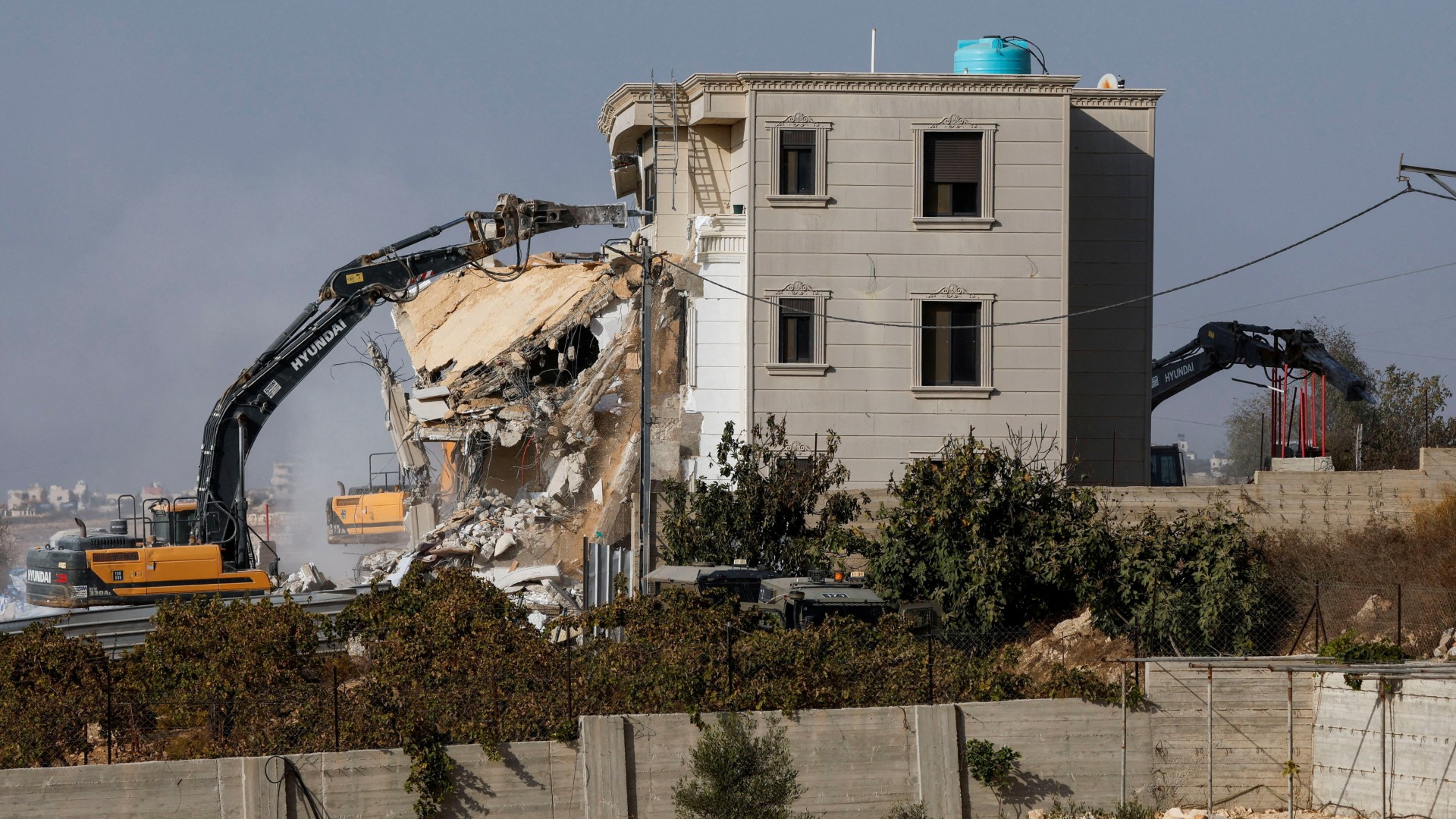 Rights group urges global pressure to halt Israel’s planned expulsions in Hebron Rights group urges global pressure to…