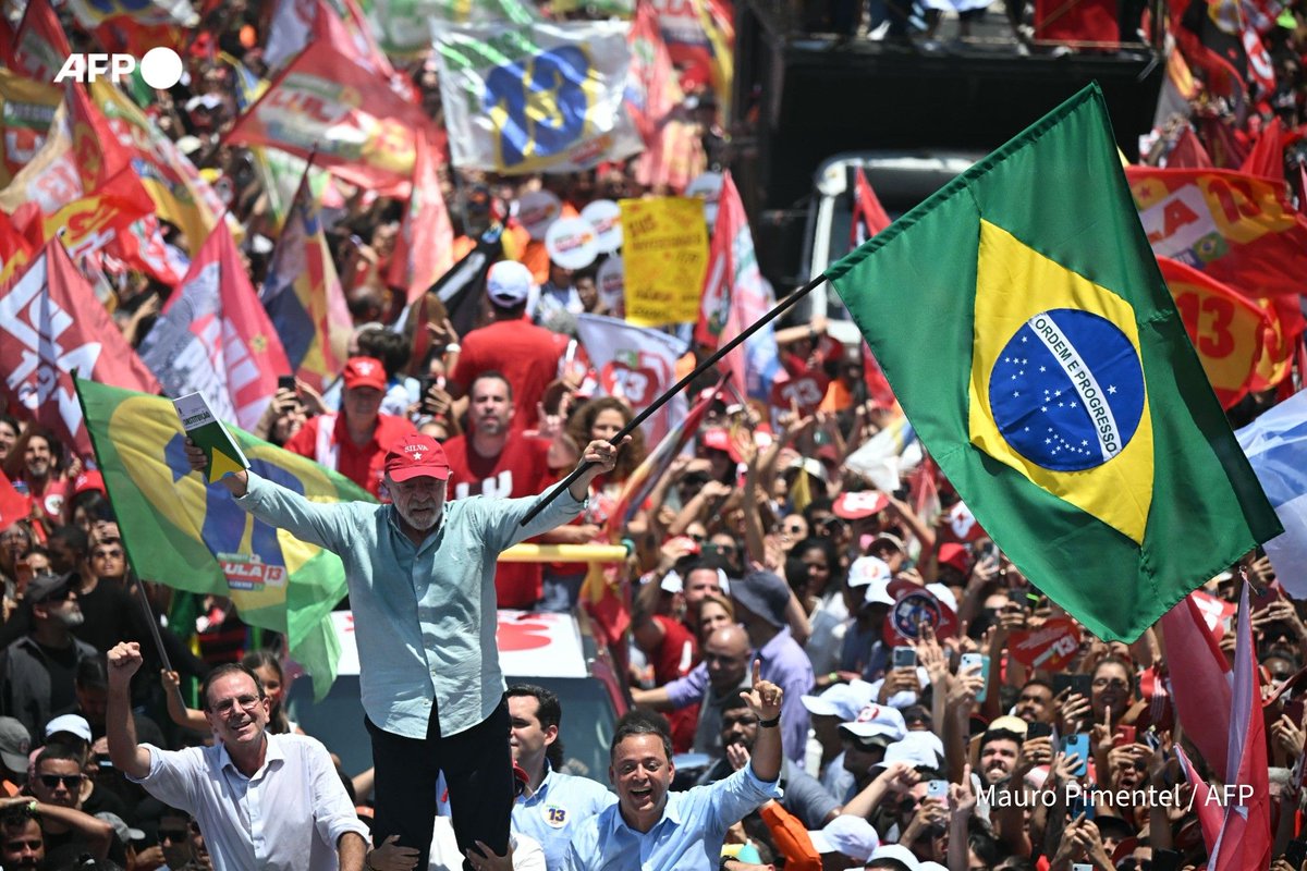 🇧🇷 A sea of red covers Copacabana beach for President Luiz Inacio Lula da Silva while hundreds of bikers roar for…