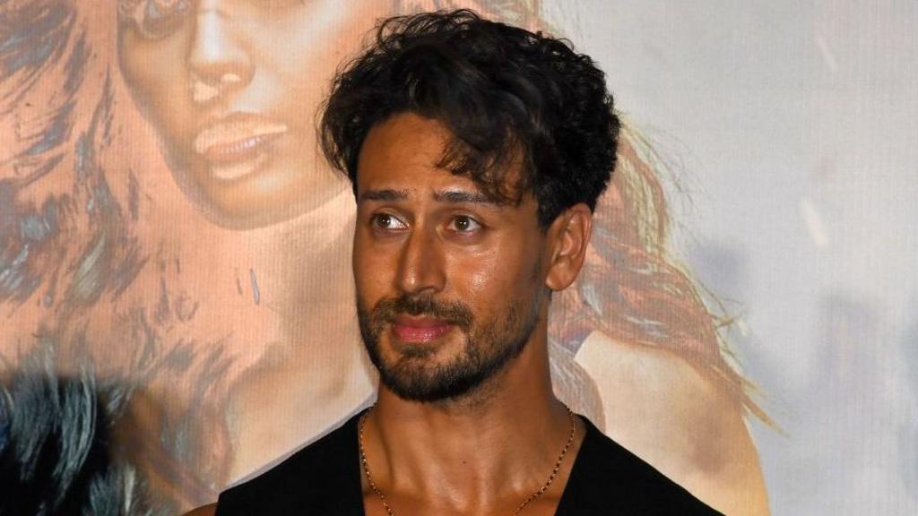 Bollywood actor Tiger Shroff survives shooting in Mumbai Video published by several news outlets shows gunmen firing…