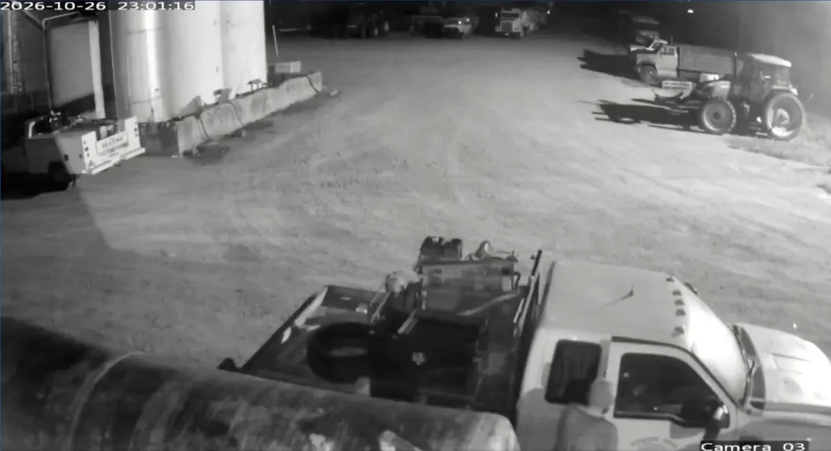 Authorities say an escaped Tennessee inmate convicted of murdering a co-worker stole a truck from a nearby farm and…