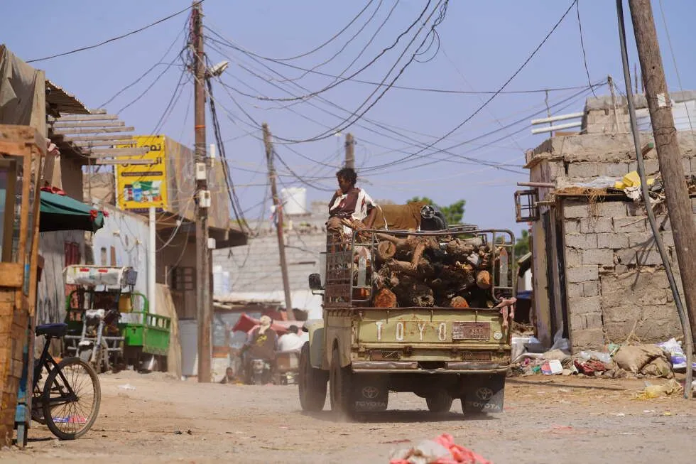 Saudi coalition hits Sanaa oil facility as Houthis target Aramco and Dhahran; airlines cancel Saudi flights