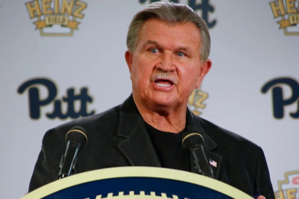 BREAKING: Longtime Chicago Bear and NFL Hall of Famer Mike Ditka has died at 86. Mike Ditka, who won NFL titles as a…