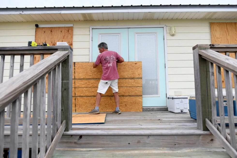 BREAKING: Isaias strengthens into a Category 3 hurricane as it moves toward the U.S. Gulf Coast. Isaias has…