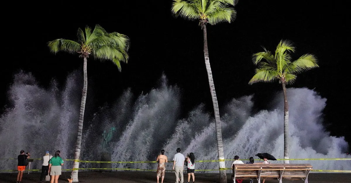 Hurricane Simon crawls along Mexico's Pacific coast, bringing floods and evacuations Hurricane Simon crept northwest…