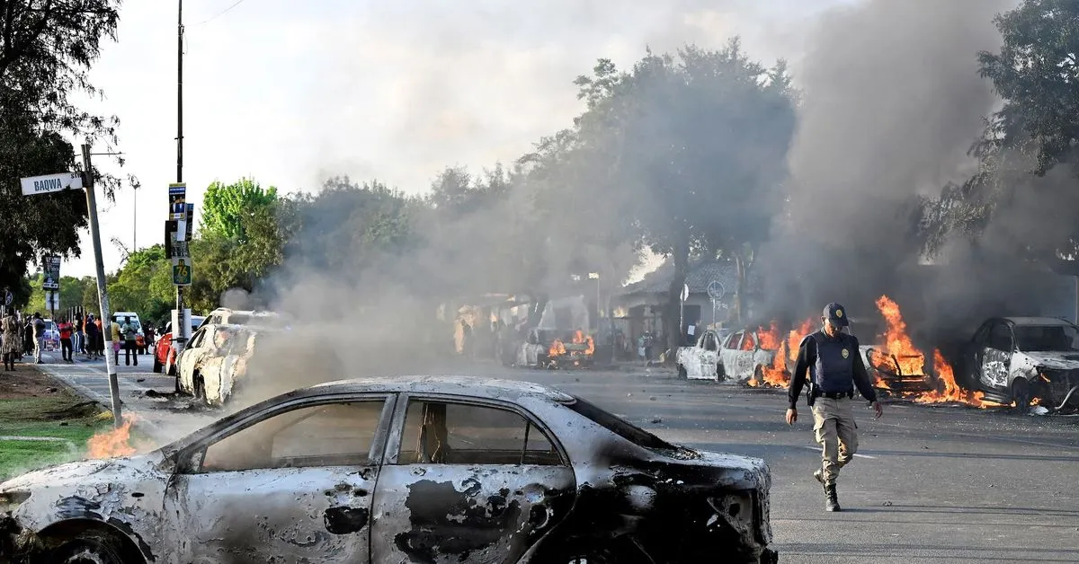 South Africa withdraws asylum directive after anti-migrant violence South Africa's Department of Home Affairs said on…