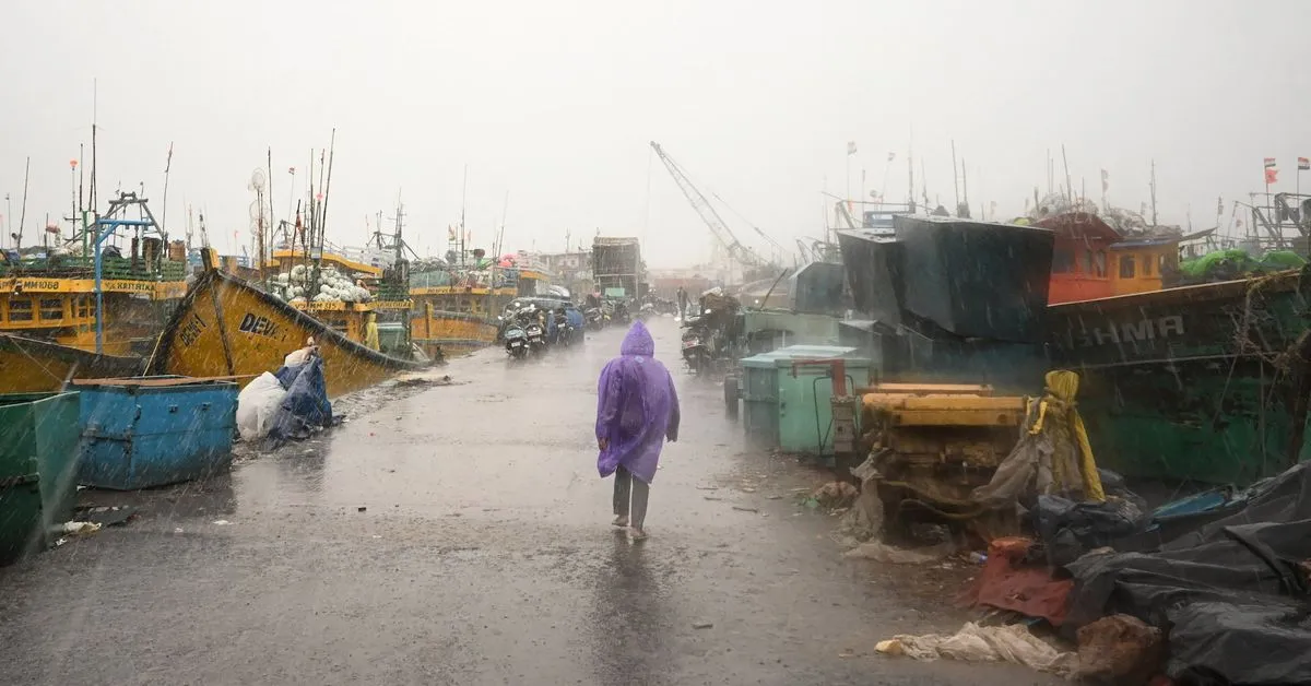 Cyclone Arnab hits Andhra Pradesh, then stalls on the coast