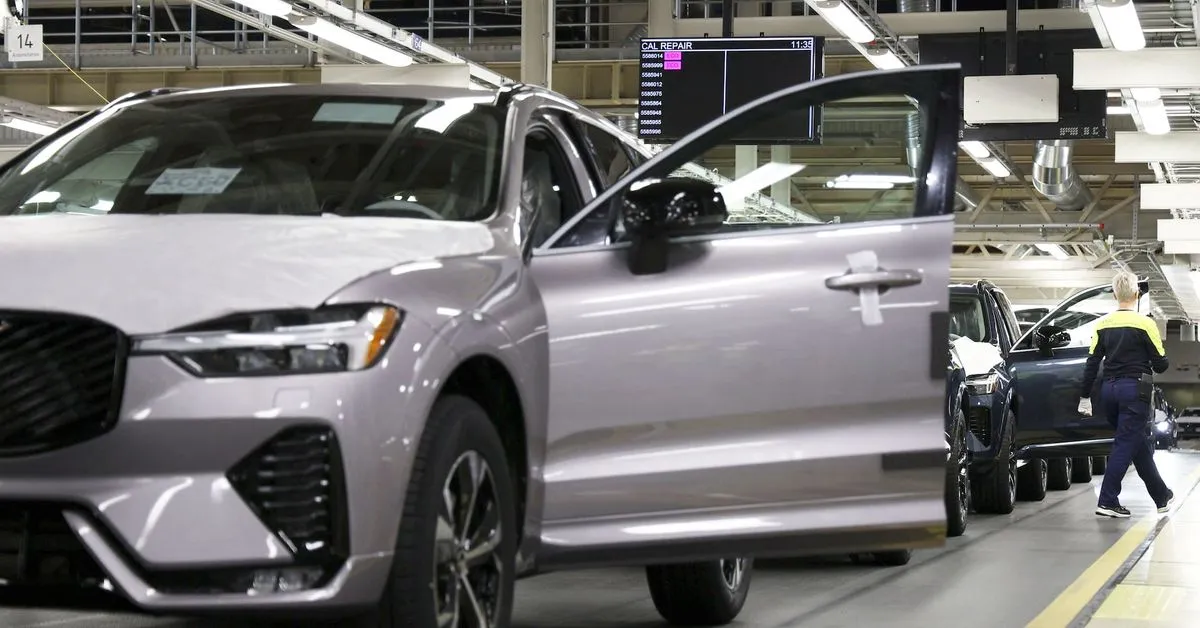 Volvo Cars swings to third-quarter loss, plans job cuts Volvo Cars swung to an operating ​loss in the third quarter as…