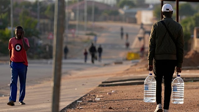 South Africa water crisis: Over 500 fall ill amid contamination fears Over 500 people in South Africa have fallen ill…