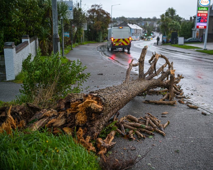 Thousands of homes without power as Storm Austen hits south-west England Dozens of schools in Cornwall also affected…
