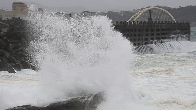 Taiwan: Deadly Typhoon Champi brings travel chaos and school closures Towering waves crashed against Taiwan's…
